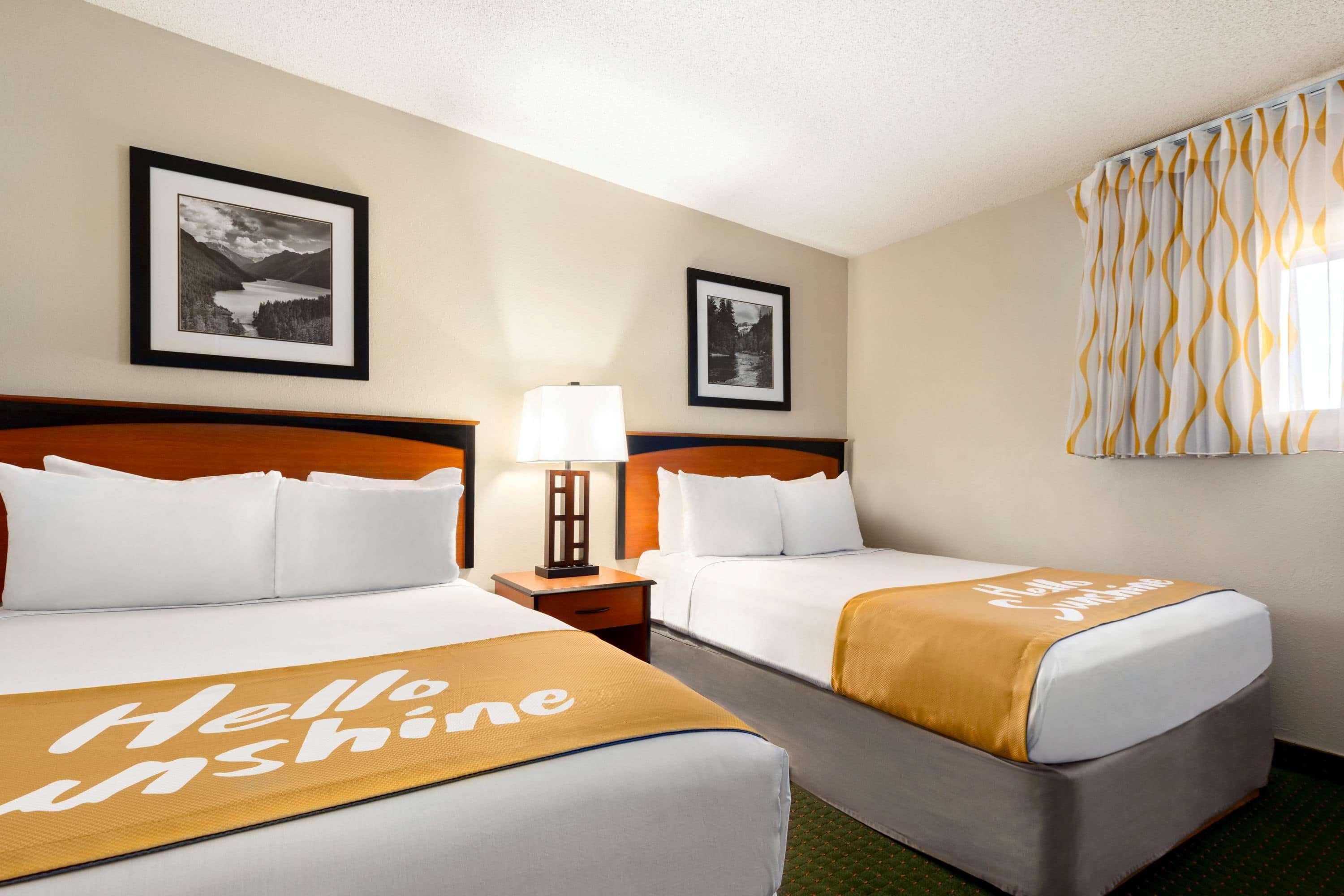 Days Inn By Wyndham Кортес Экстерьер фото